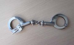 电影里别针打开警用手铐是真的吗