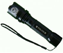 单警装备强光手电的电池是什么样的